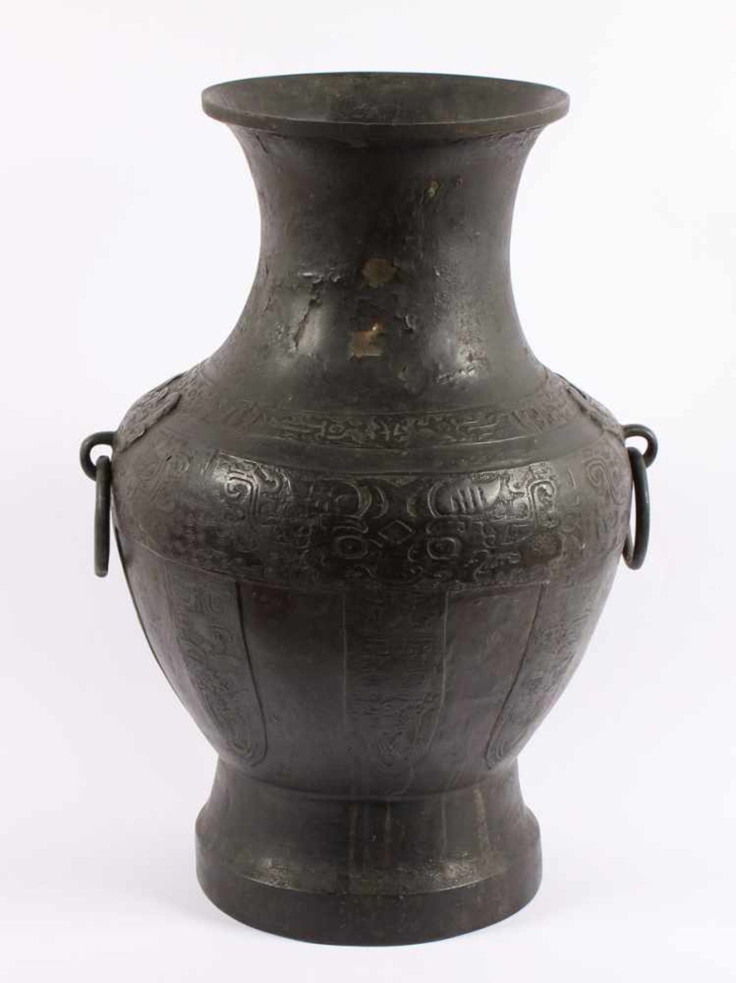 GROSSE VASE, Bronze, braun patiniert, auf einem hohen Fußring bauchiger Korpus mit langem Hals und - Bild 4 aus 6