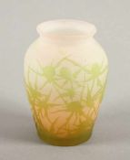 KLEINE JUGENDSTIL-VASE, farbloses, satiniertes Glas, partiell aprikotfarben getönt, hellgrün