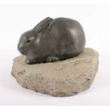 MODERNER BILDHAUER, "Sitzender Hase", Bronze, L 19, auf Steinsockel montiert- - -22.00 % buyer's