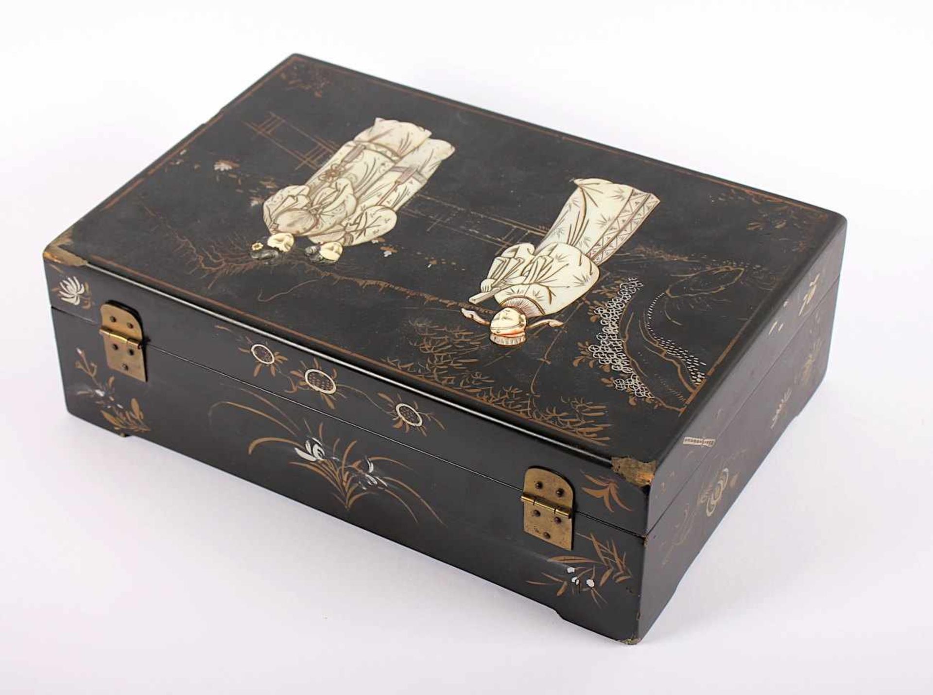 LACKSCHATULLE, Holz, Messingbeschlag, schwarz gelackt, Dekor in Silber und Gold, auf dem Deckel drei - Bild 3 aus 3