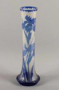 JUGENDSTIL-STANGENVASE, farbloses Glas, eisglasartig rau geätzter Fond, blau überfangen, geätzter