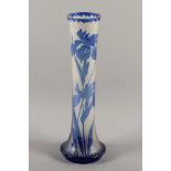 JUGENDSTIL-STANGENVASE, farbloses Glas, eisglasartig rau geätzter Fond, blau überfangen, geätzter