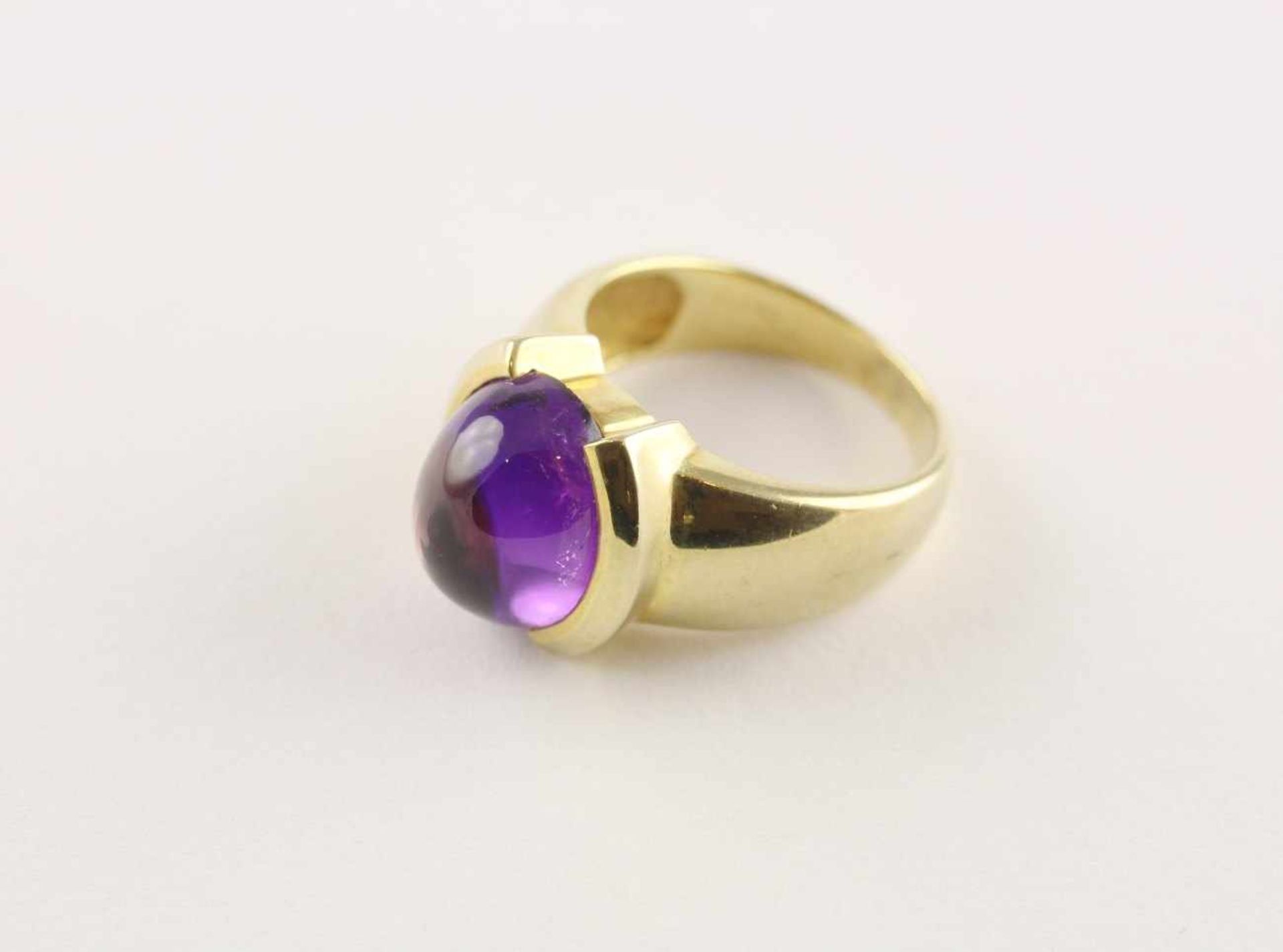 DAMENRING, 333/ooo Gelbgold, besetzt mit einem Amethystcabochon, RG 51, 5,9g- - -22.00 % buyer's