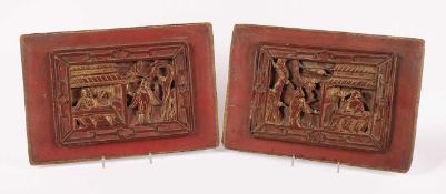 ZWEI PANEELE, Holz, im vertieften Relief beschnitzt, über Rotlack Reste von Vergoldung, je 22 x