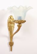 ART DECO-WANDLAMPE, Messing/Bronze, opaleszentes Glas, einflammig, L 26, FRANKREICH, um 1925- - -