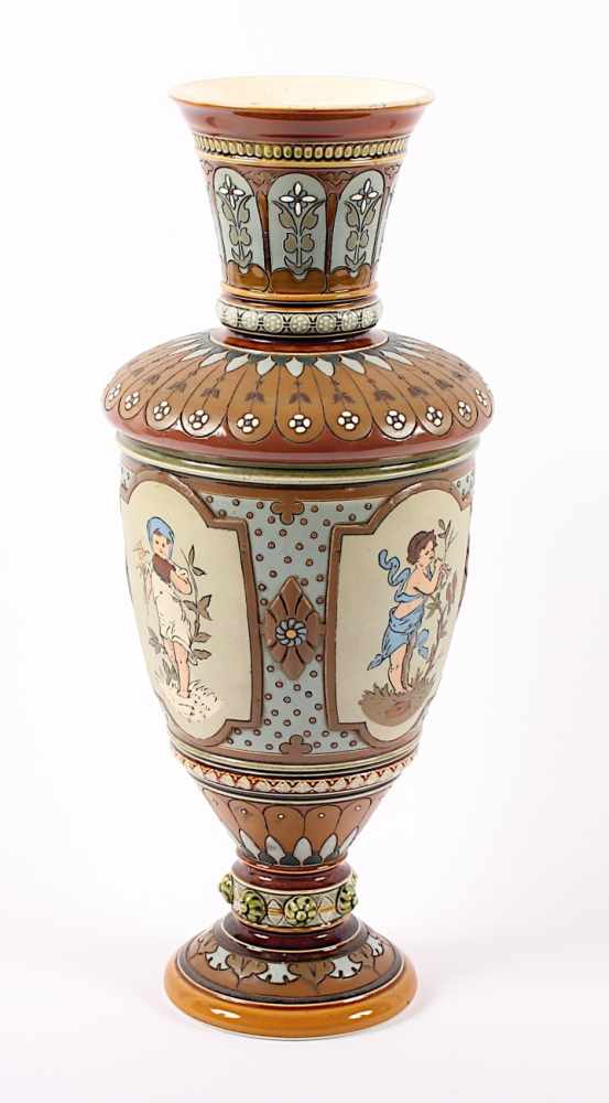 HISTORISMUS-VASE, Steinzeug, polychrom glasiert, Ritzdekor mit Blumen und Putten, H 36, Lippe min. - Image 2 of 2