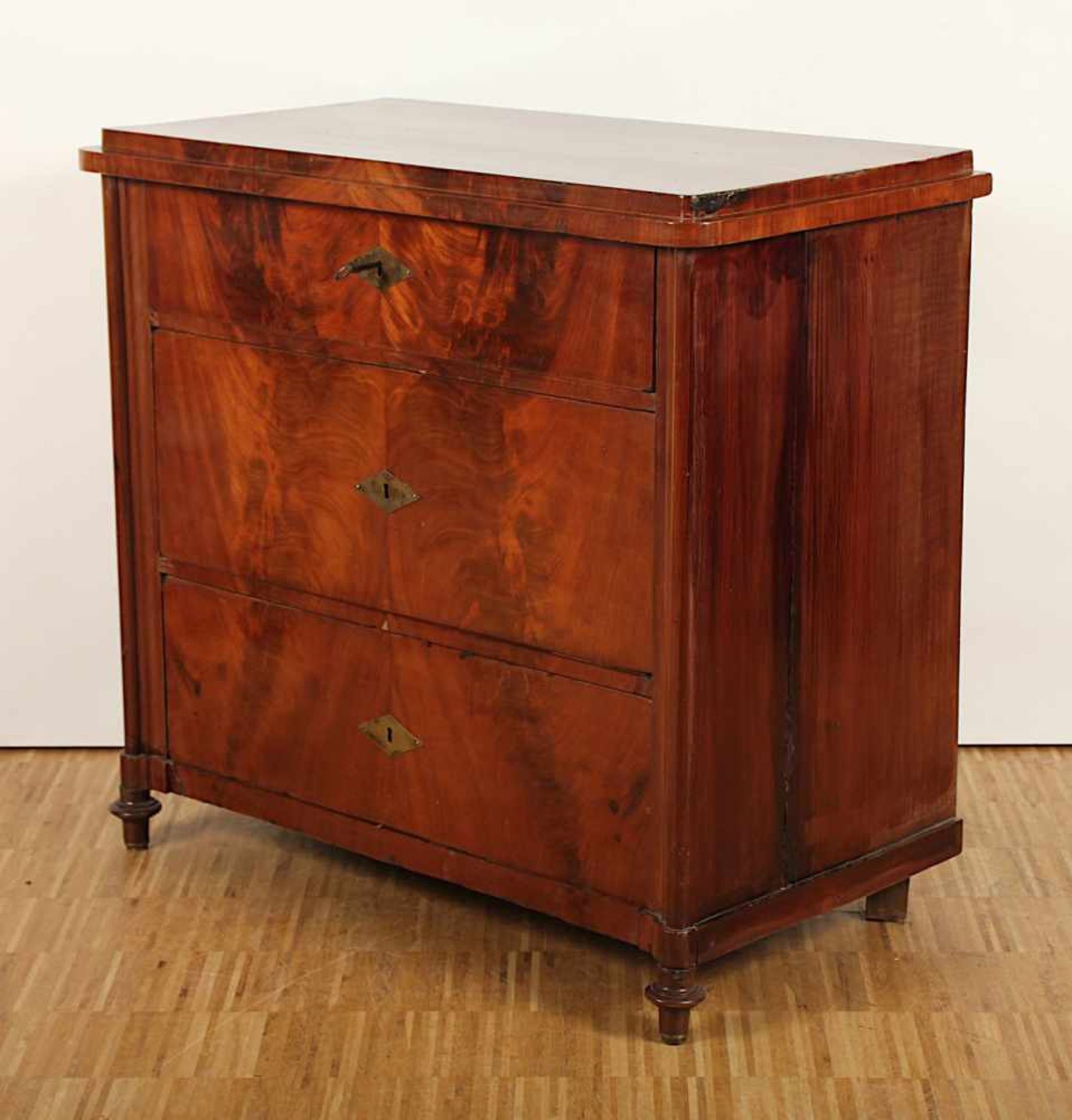 SPÄTBIEDERMEIER-KOMMODE, Mahagoni, dreischübiger Korpus, besch., H 86, B 91, T 49, DEUTSCH, um 1840- - Bild 2 aus 4