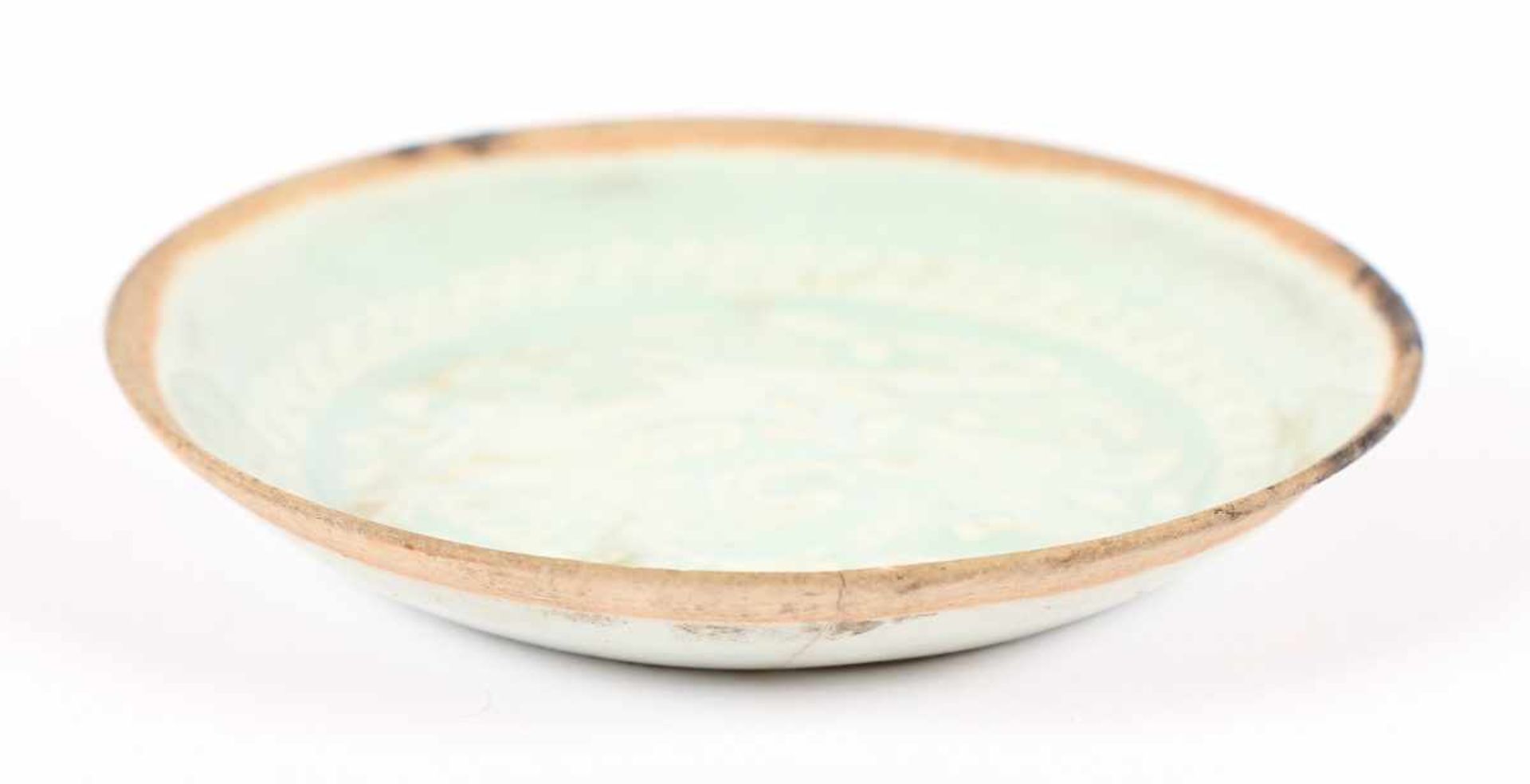 KLEINER SCHALE MIT QINGBAI-GLASUR, porzellanartiger Scherben mit den Lippenrand freilassender - Bild 2 aus 3