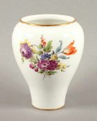 KLEINE VASE, polychrom gemalter Blumendekor, Goldrand, H 13,5, MEISSEN, 1860-1924- - -22.00 %