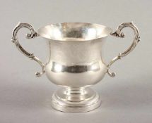 KLEINER POKAL, getrieben, gegossen und graviert, H 10,5, 143g, min.rest. u. gedellt, Marken, 2.H.