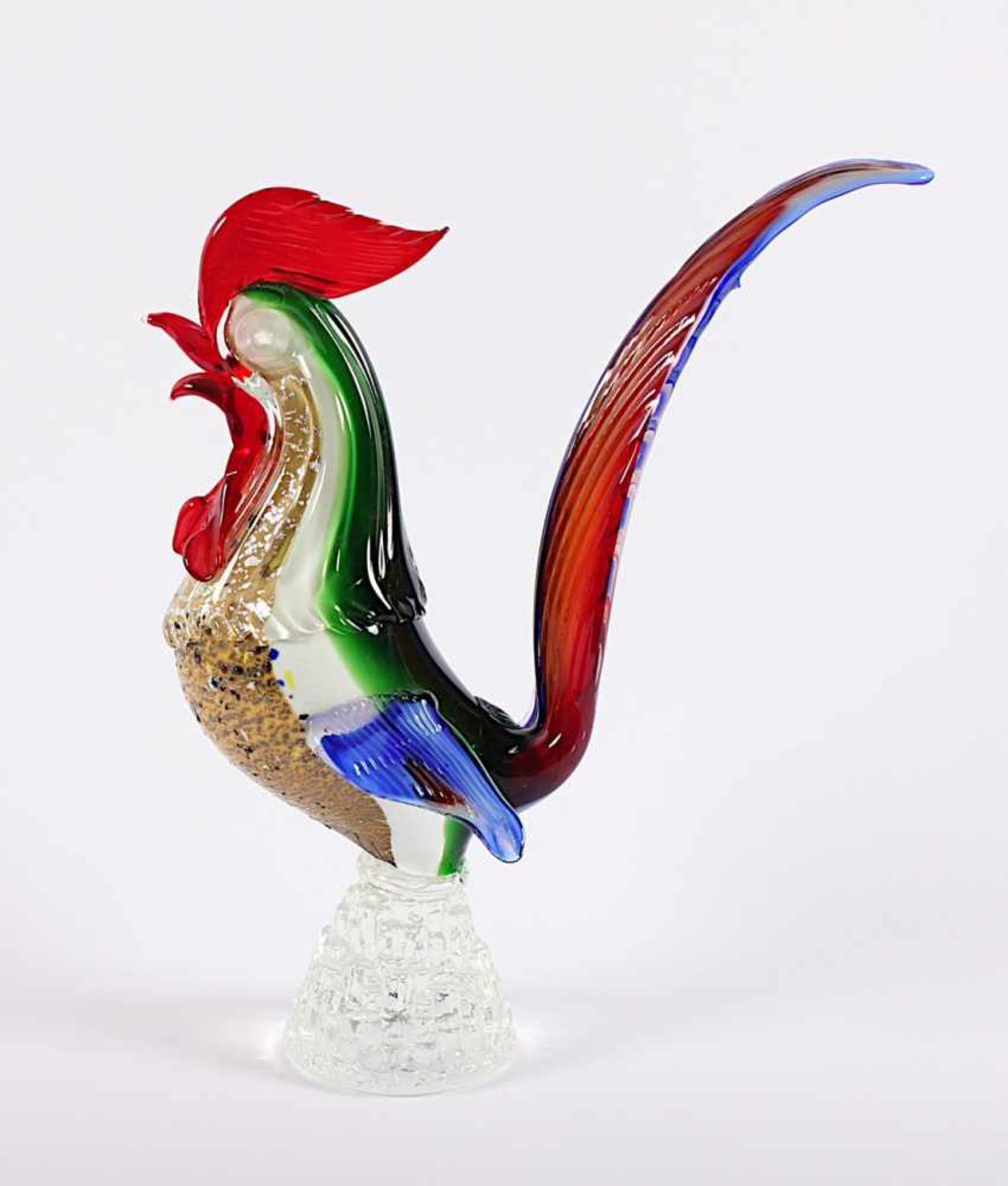 GLASSKULPTUR "HAHN", farbloses Glas, polychrom getönt, eingeschmolzene, zersprengte Silberfolie, - Bild 2 aus 2