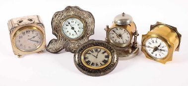 FÜNF KLEINE TISCH-/REISEUHREN, teilweise mit Wecker, H bis 11, vier Werke gangbar, eine Uhr mit