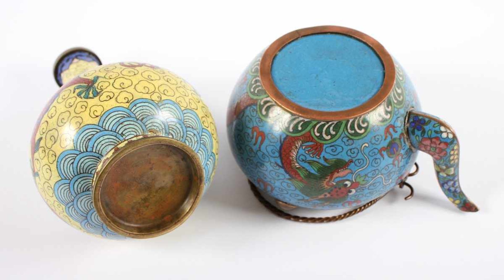 ZWEI CLOISONNÉ-OBJEKTE, Vase und Teekanne im farbigem Emailcloisonné dekoriert, H bis 18, besch. - Bild 3 aus 3