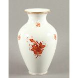 VASE, gemalter Dekor Apponyi Orange, Goldrand, H 23,5, HEREND, 20.Jh.- - -22.00 % buyer's premium on