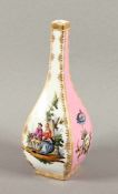 VIERKANTVASE, polychrom gemalte galante Szenen alternierend mit Blumendekor auf roséfarbenem Fond,