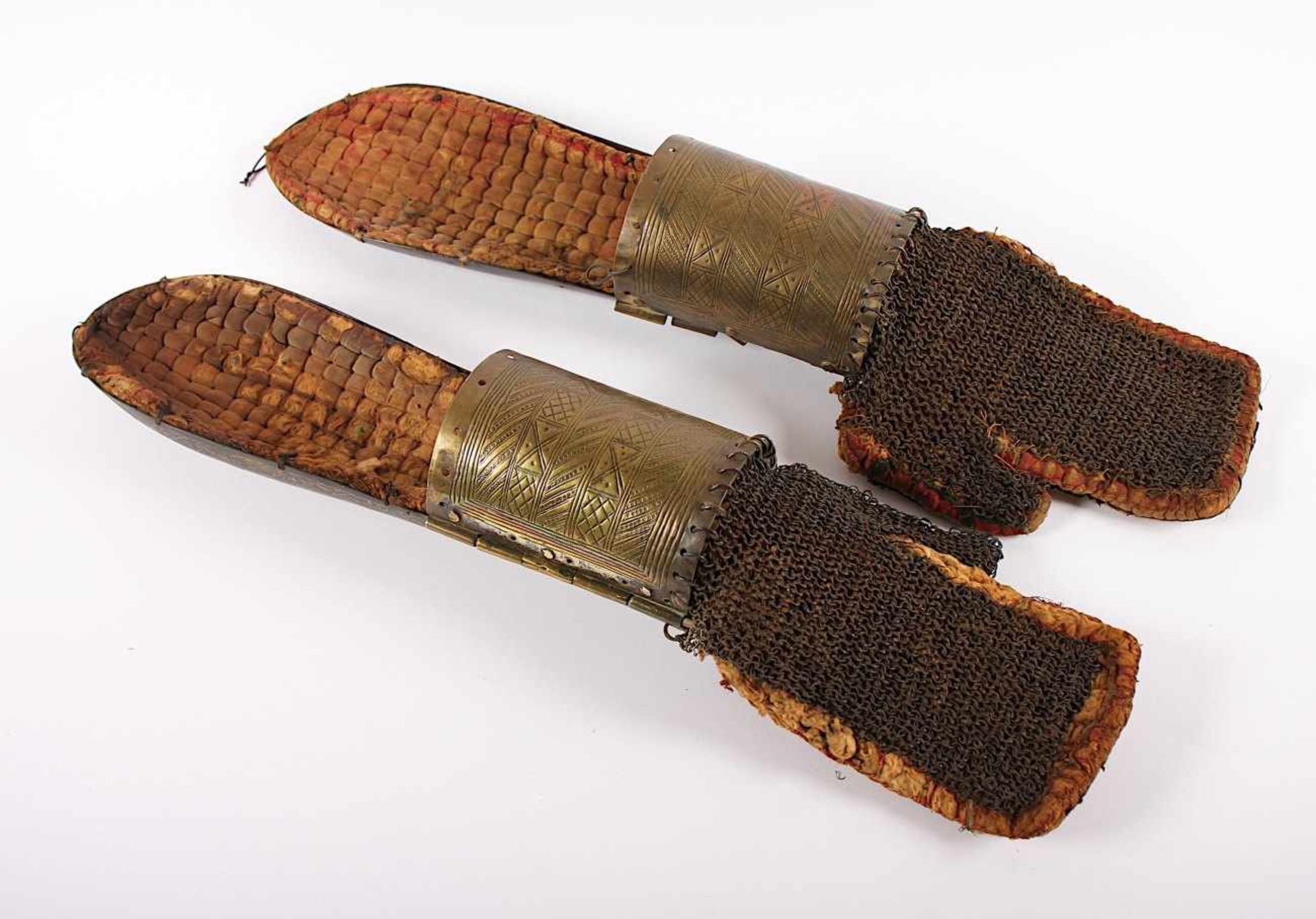 ZWEI ARMSCHIENEN, gold- und silbertauschierte Eisenarmschienen (Bazu Band) mit seitlich