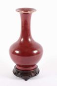 VASE MIT KUPFERROTER GLASUR, harter, grauer Scherben, H 20,5, Holzstand, CHINA, Qing-Zeit- - -22.