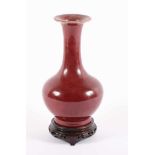 VASE MIT KUPFERROTER GLASUR, harter, grauer Scherben, H 20,5, Holzstand, CHINA, Qing-Zeit- - -22.