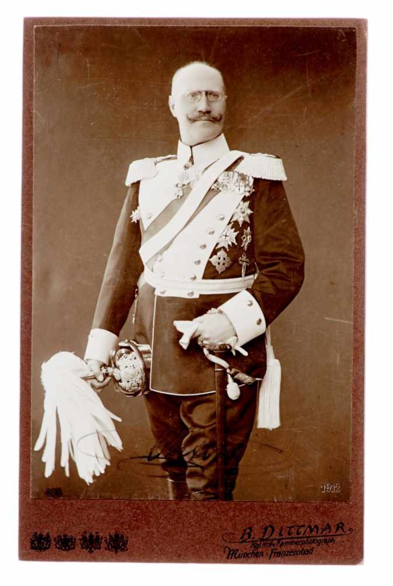 Alfons von Bayern, königlicher Prinz (1862-1933). Photographie mite. U. Photographie dat. 1912. 18,5
