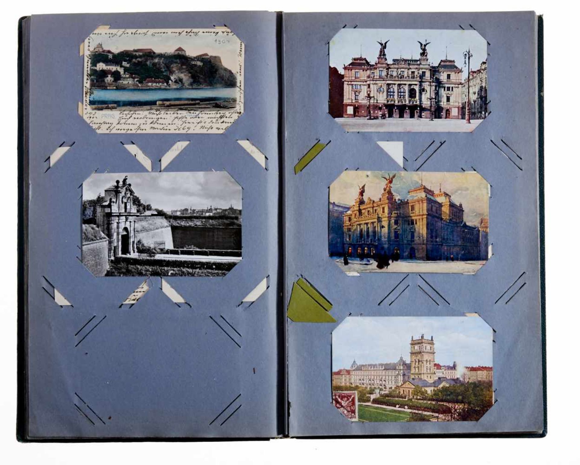 Böhmen und Mähren Prag Postkarten - Ca. 350 tls. farb. Postkartenin 3 Einsteckalben. Ca. 1890- - Bild 4 aus 4