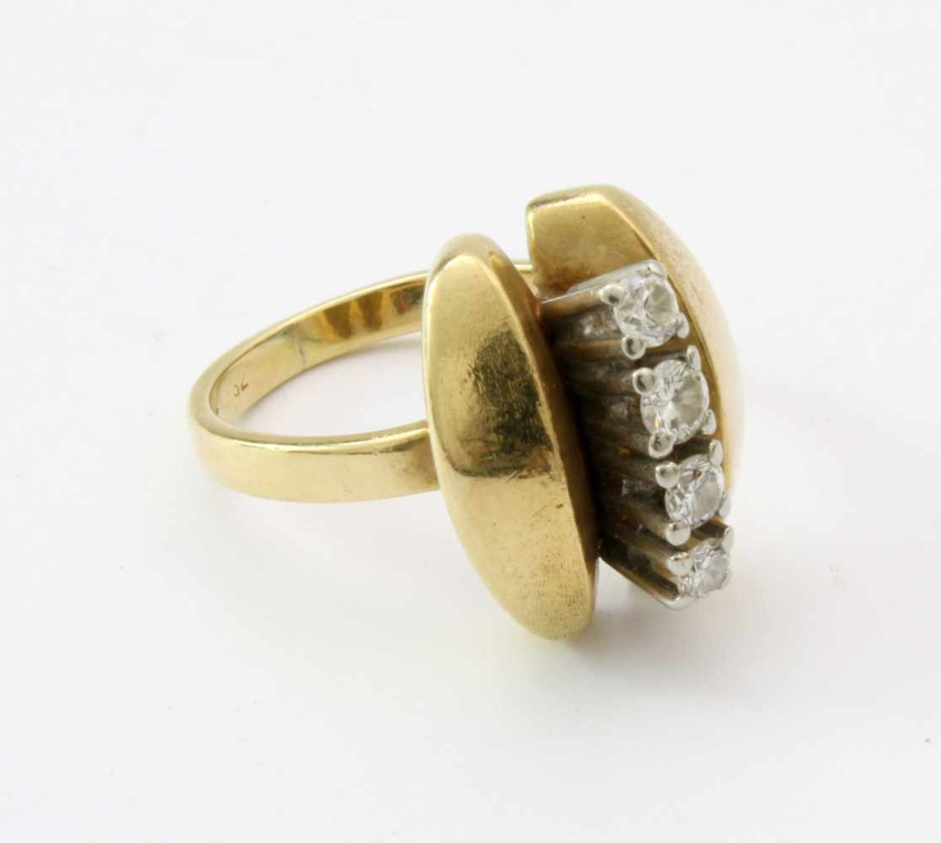 Gelbgold-Ring mit BrillantenGG 585, besetzt mit 4 Brillanten, zus. 0,32 ct., Ringgröße: 50, Gew.: