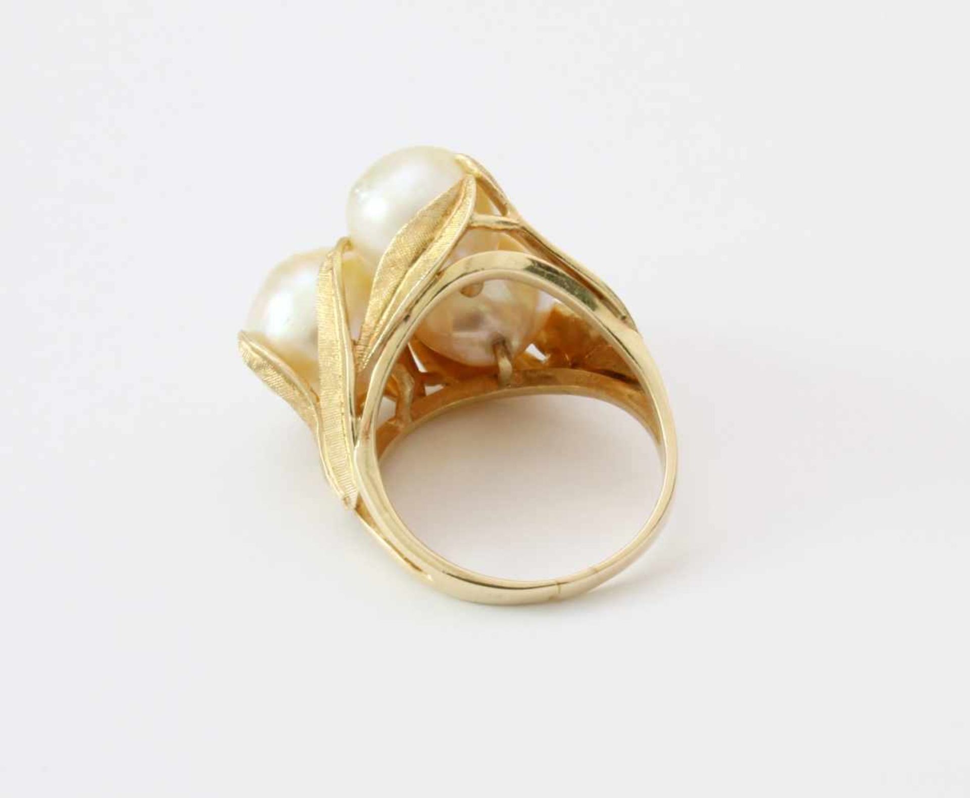 Gelbgoldring mit 3 großen PerlenGG 585, Ring als Blume ausgeführt, eingebettet in die aus Gold - Bild 4 aus 4