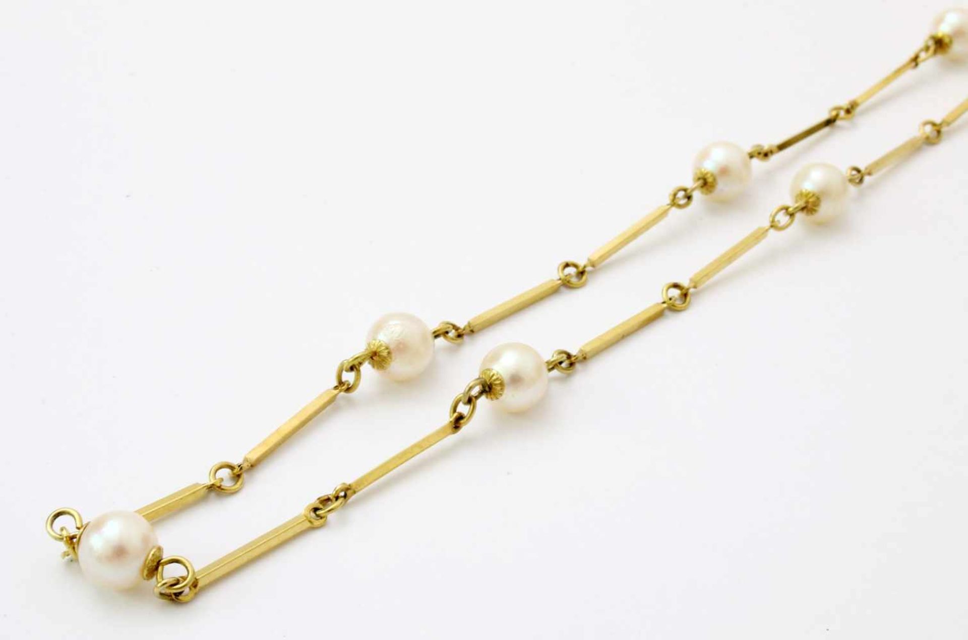 Gelbgold-Kette mit PerlenGG 585, Stabglieder unterbrochen von Perlen, Länge: 68 cm, Gew.: 13,5 g.
