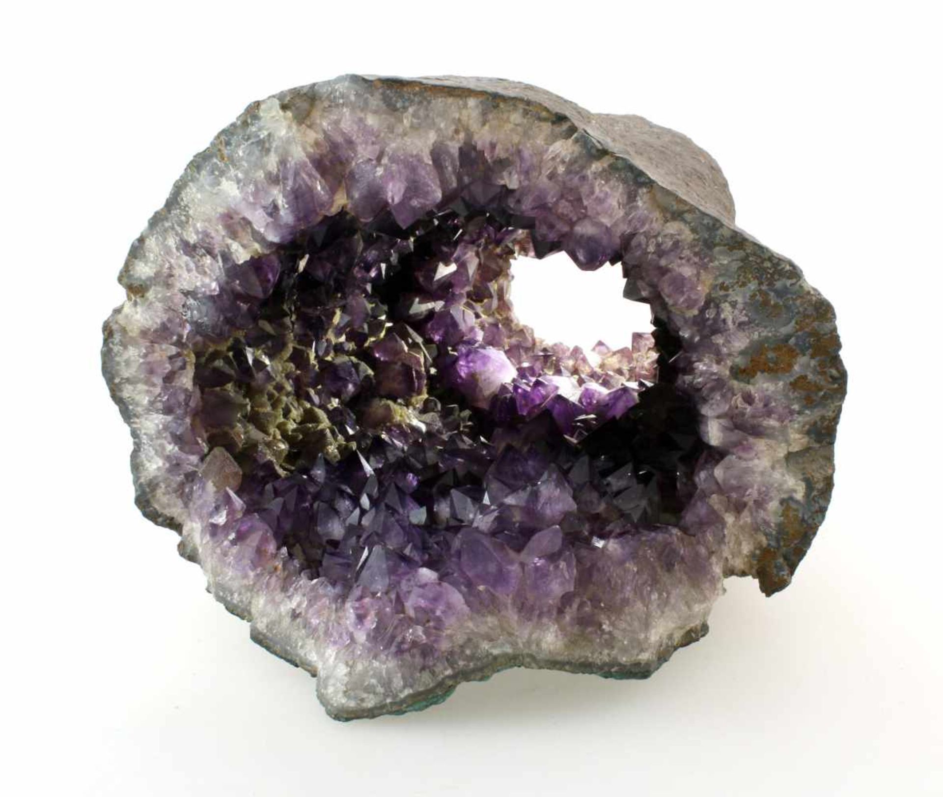 AmethystdruseGroße Amethystdruse, vollrund erhalten, beidseitig geöffnet. Ø 25 cm, Länge: ca. 43 cm,