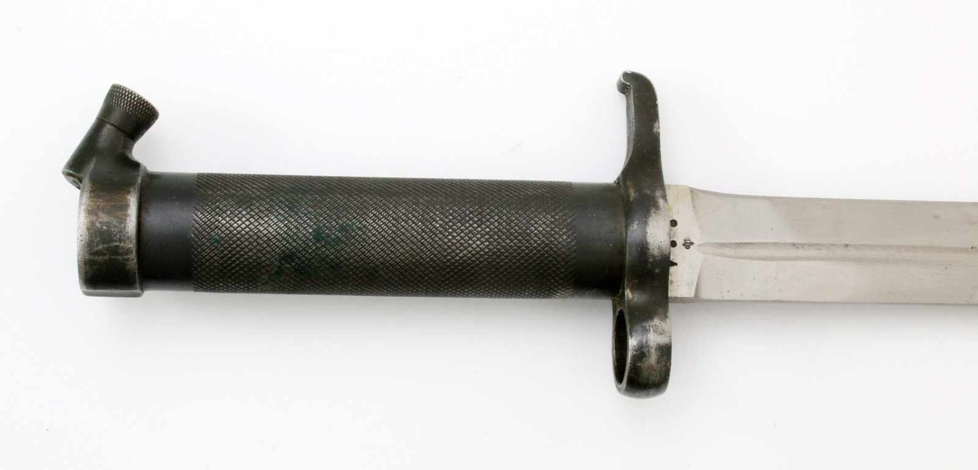 Schweden - Dolchbajonett M1896Schmal gekehlte Dolchklinge, Abnahmen auf Fehlschärfe, Griff - Bild 4 aus 4