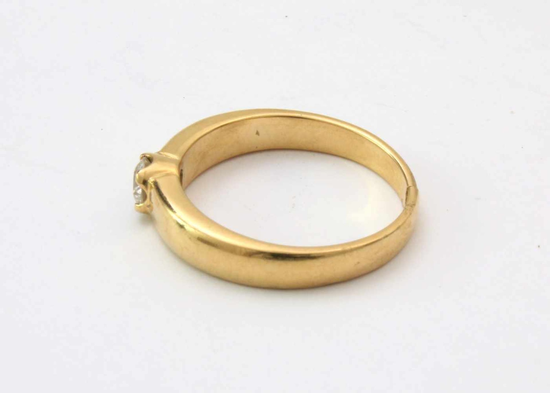 Gelbgold-Ring mit Brillant SolitärGG 750, Brillant Ø ca. 4mm - errechnet 0,23 ct., gute Qualität, - Bild 3 aus 4