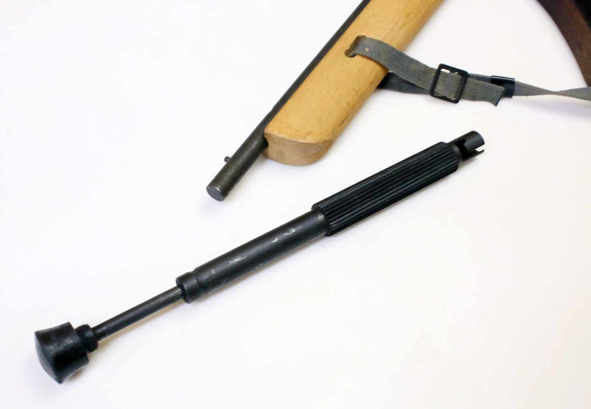 DDR - Übungsgewehr AK47 NVAÜbungswaffe zur Nahkampfausbildung. Die "Spitze" federgelagert zur - Bild 4 aus 4
