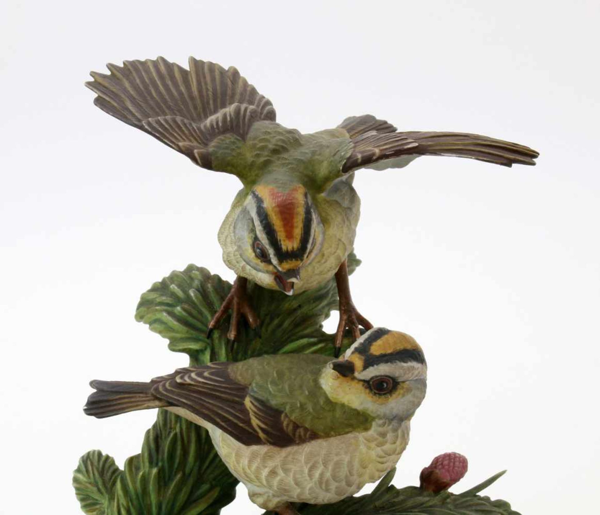 Hutschenreuther Porzellanplastik "Kleine Akrobaten"Zwei Vögel auf Nadelzweig sitzend, - Bild 3 aus 3
