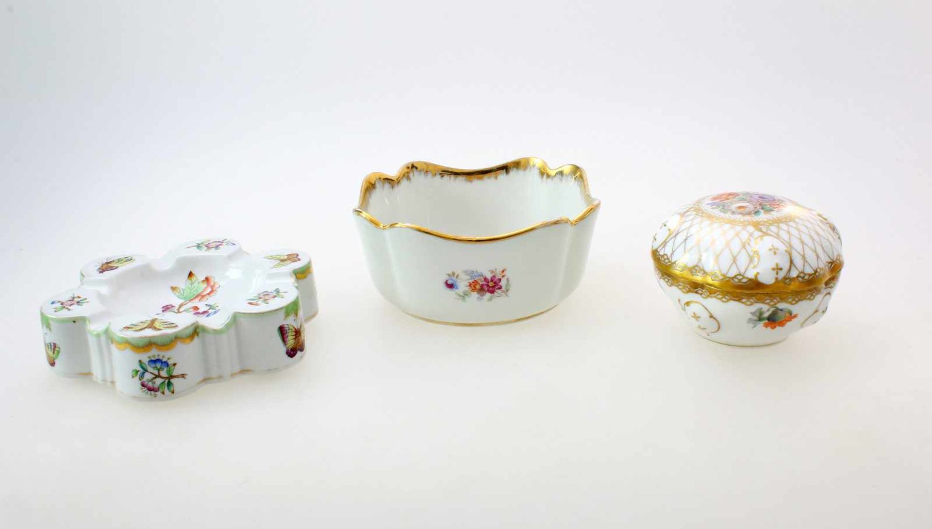 3 Teile Porzellan - Herend, Limoges, Rosenthal1.) Rosenthal Moliere Bavaria: Deckeldose, Ø 11 cm.