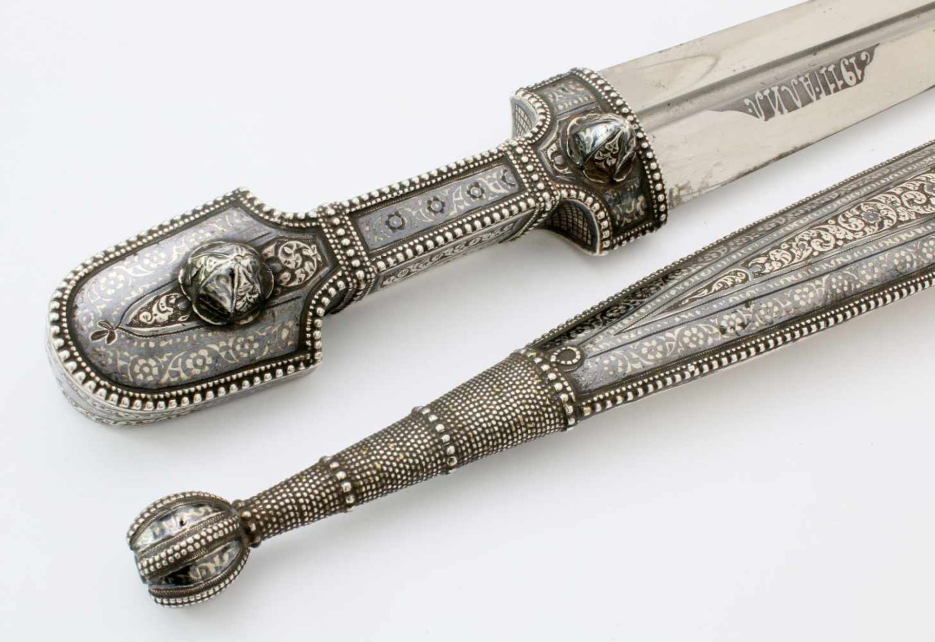 Kaukasus - Silbermontierter Kindjal - datiert 1911Beidseitig gekehlte, zweischneidige Klinge. - Image 4 of 5