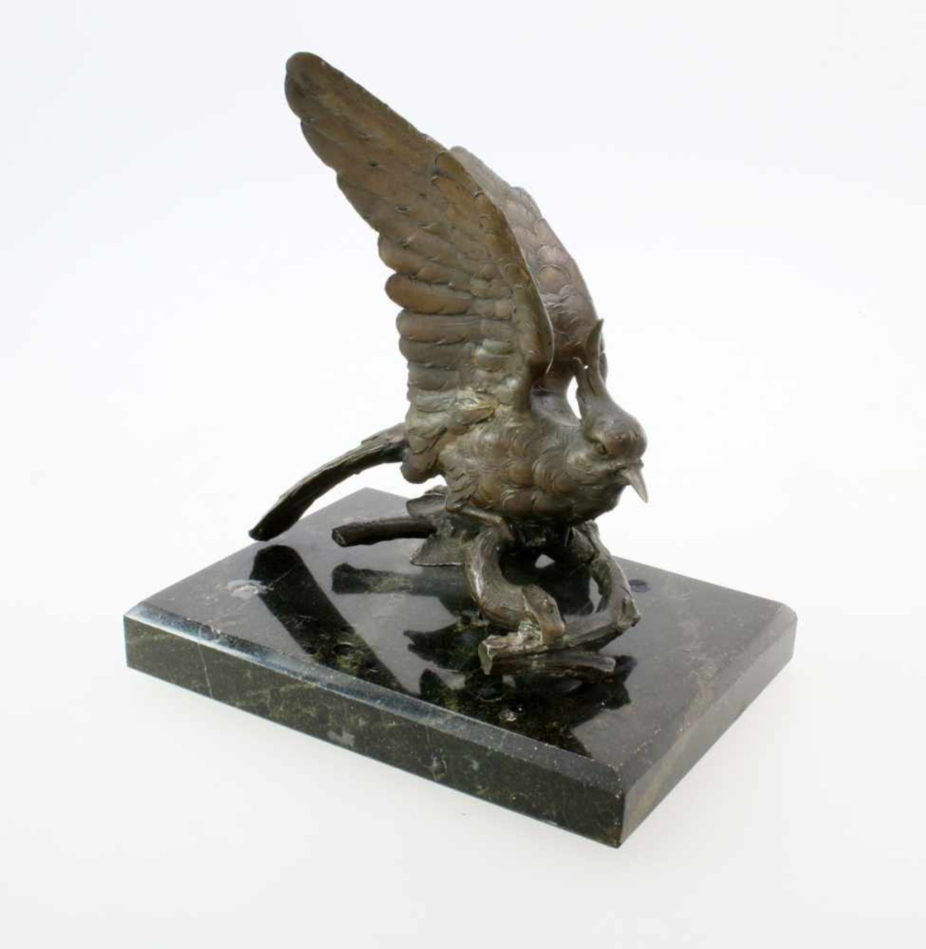 Bronzeskulptur "Kiebitz"Die Schwingen ausgebreitet, auf Ast sitzend, schwarzer Marmorsockel. Höhe: