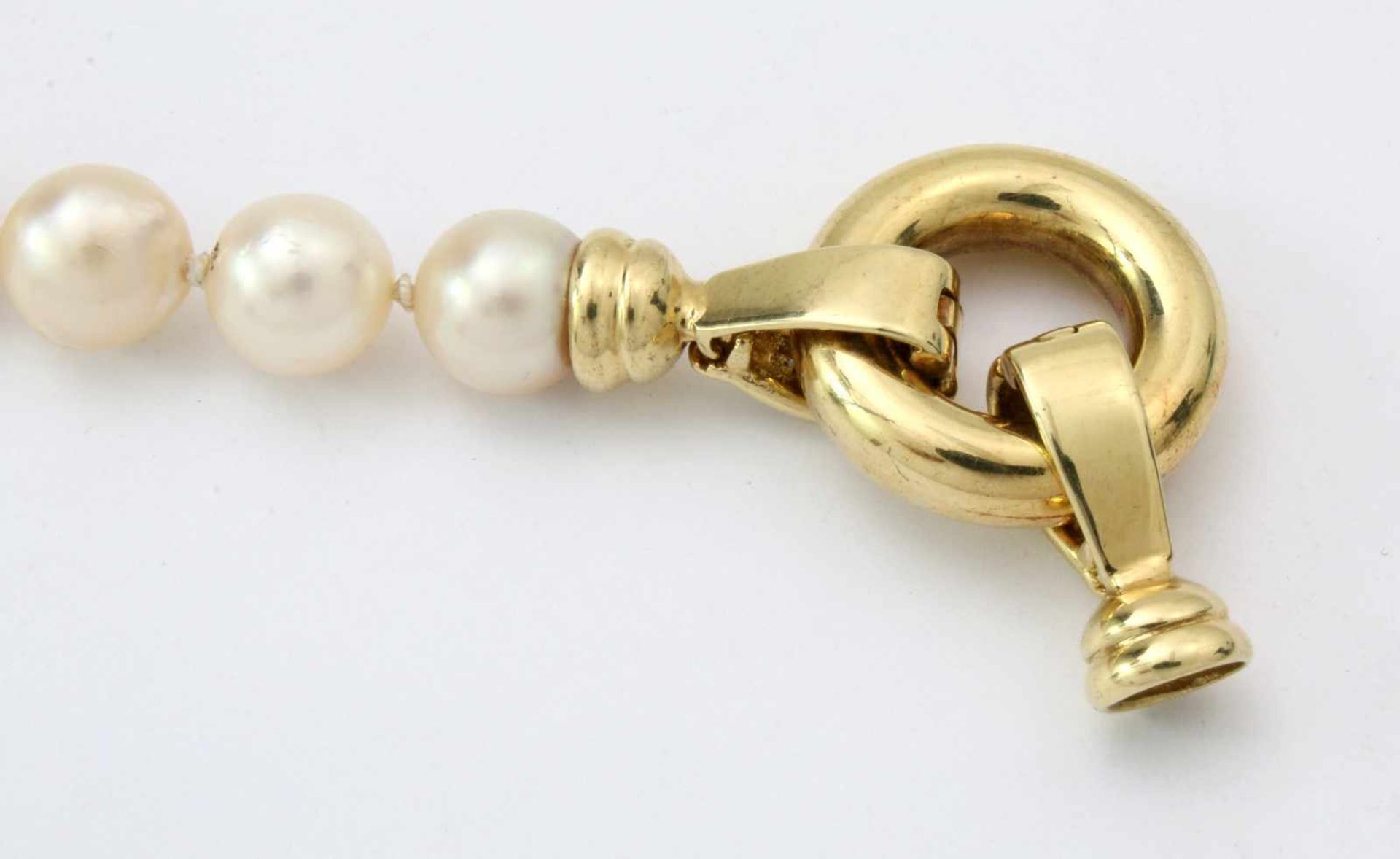 Perlenkette mit BrillantenSamtig roséfarbene Perlen in Naturformen, Gelbgoldverschluss 585 mit - Bild 3 aus 3