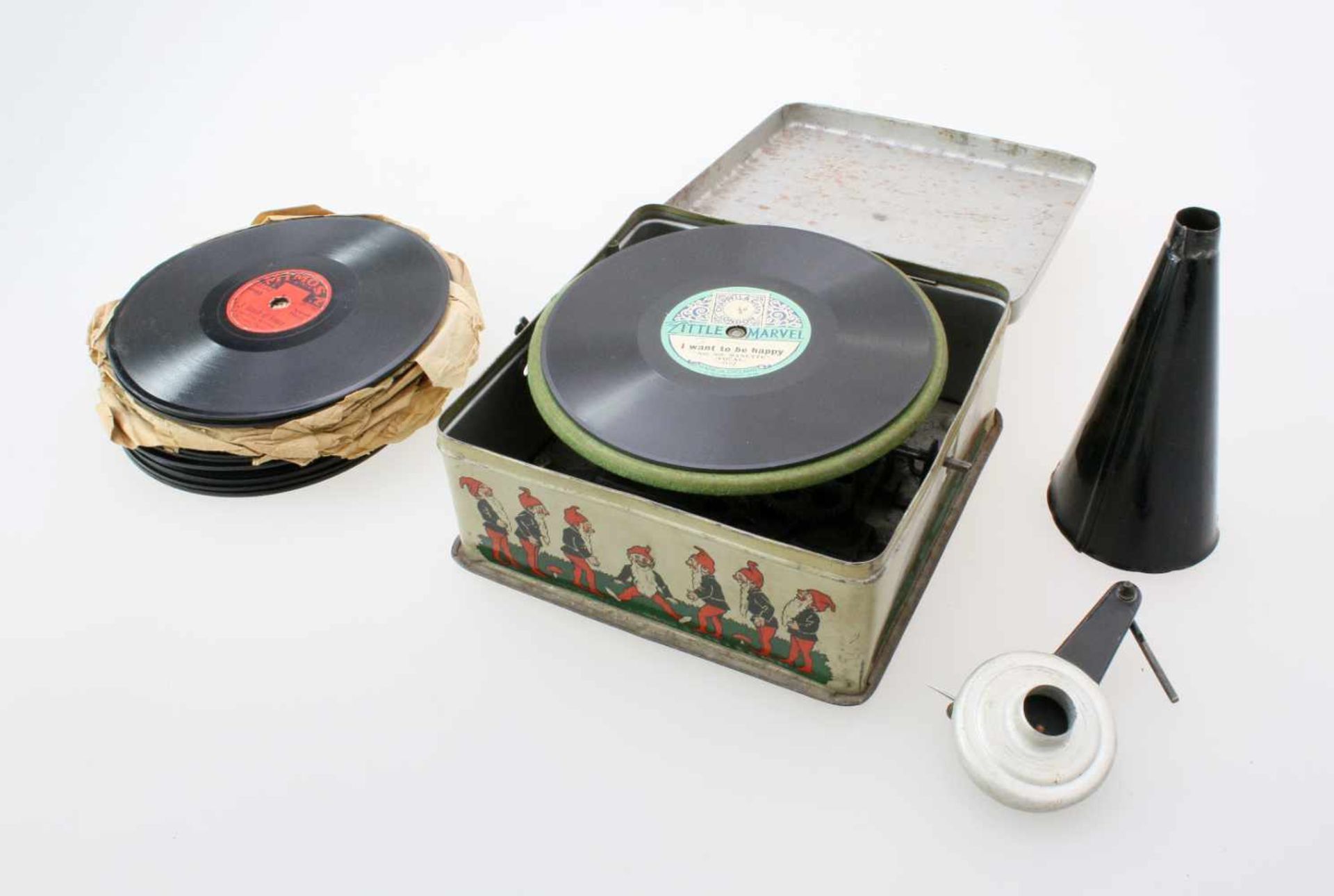 "Bing" Kindergrammophon um 1930Metallgehäuse mit Lithographiedrucken "Bing Pig my phone", 7 Zwergen,