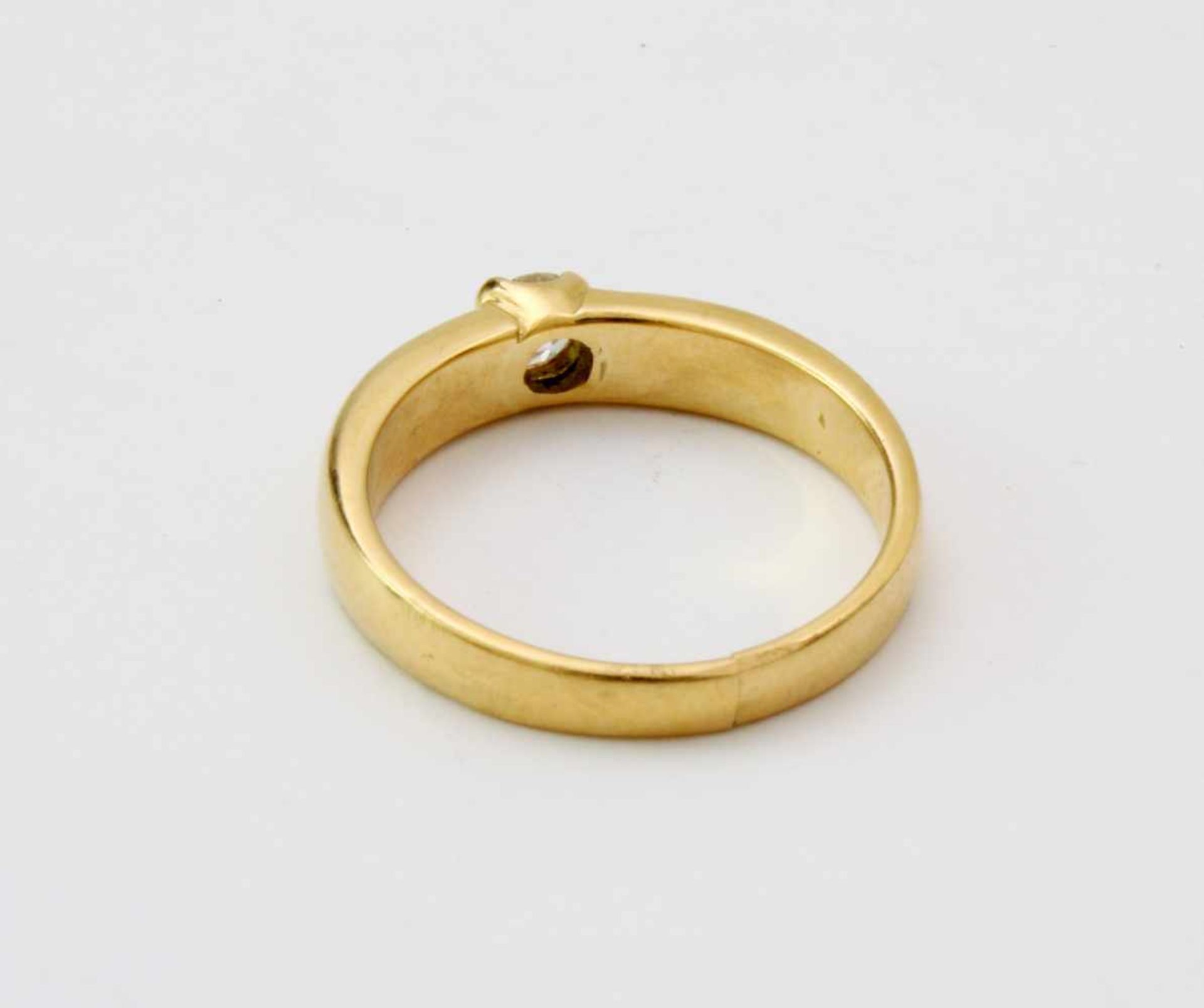 Gelbgold-Ring mit Brillant SolitärGG 750, Brillant Ø ca. 4mm - errechnet 0,23 ct., gute Qualität, - Bild 4 aus 4