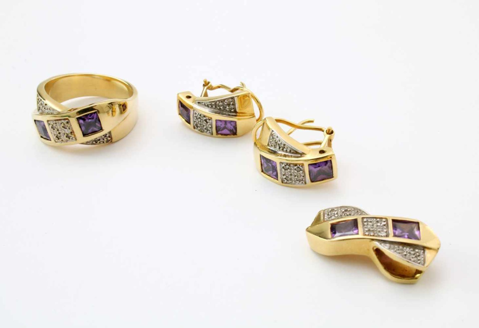 Gelbgold Schmuckset - Ring, Anhänger, Ohrringe mit Amethyst und BrillantenGG 750, Design: 2 sich - Bild 2 aus 3