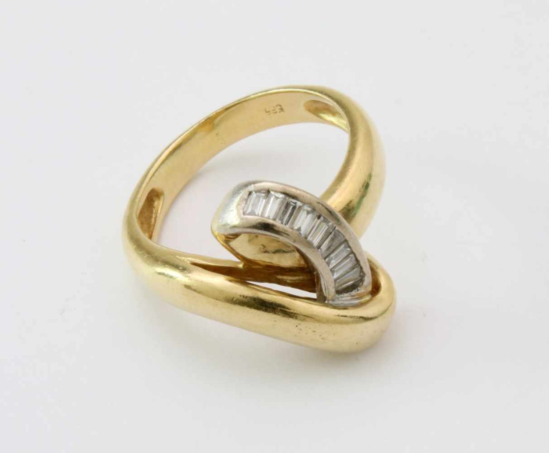 Gelbgold-Ring mit DiamantenGG 585, besetzt mit 10 Diamanten im Baguetteschliff, zus. ca. 0,5 ct.,