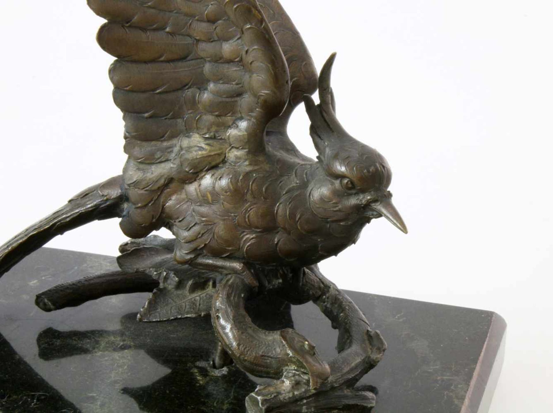 Bronzeskulptur "Kiebitz"Die Schwingen ausgebreitet, auf Ast sitzend, schwarzer Marmorsockel. Höhe: - Image 4 of 4