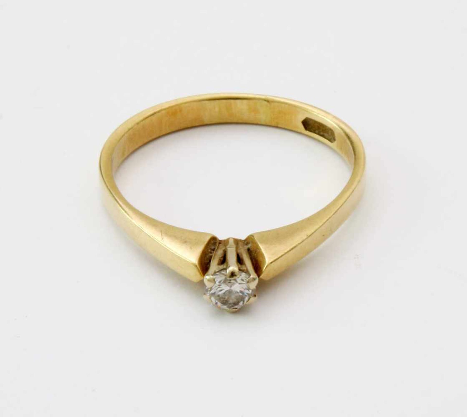 Gelbgold-Ring mit Brillant SolitärGG 585, Brillant 0,14 ct., Ringgröße: 53/54, Gew.: 2,0 g. - Image 2 of 4