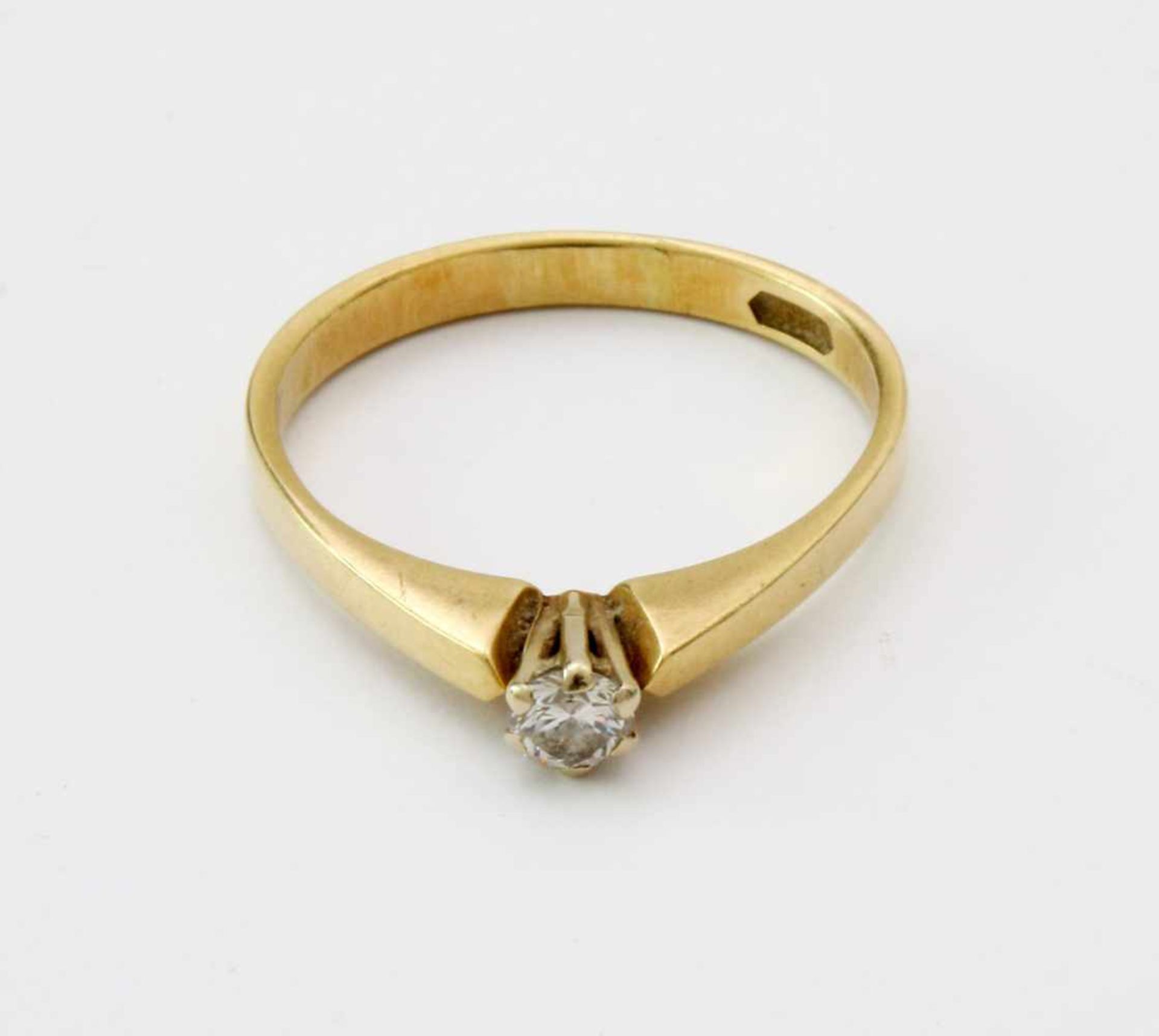 Gelbgold-Ring mit Brillant SolitärGG 585, Brillant 0,14 ct., Ringgröße: 53/54, Gew.: 2,0 g. - Bild 2 aus 4