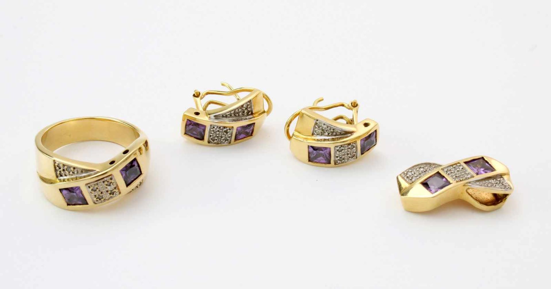 Gelbgold Schmuckset - Ring, Anhänger, Ohrringe mit Amethyst und BrillantenGG 750, Design: 2 sich