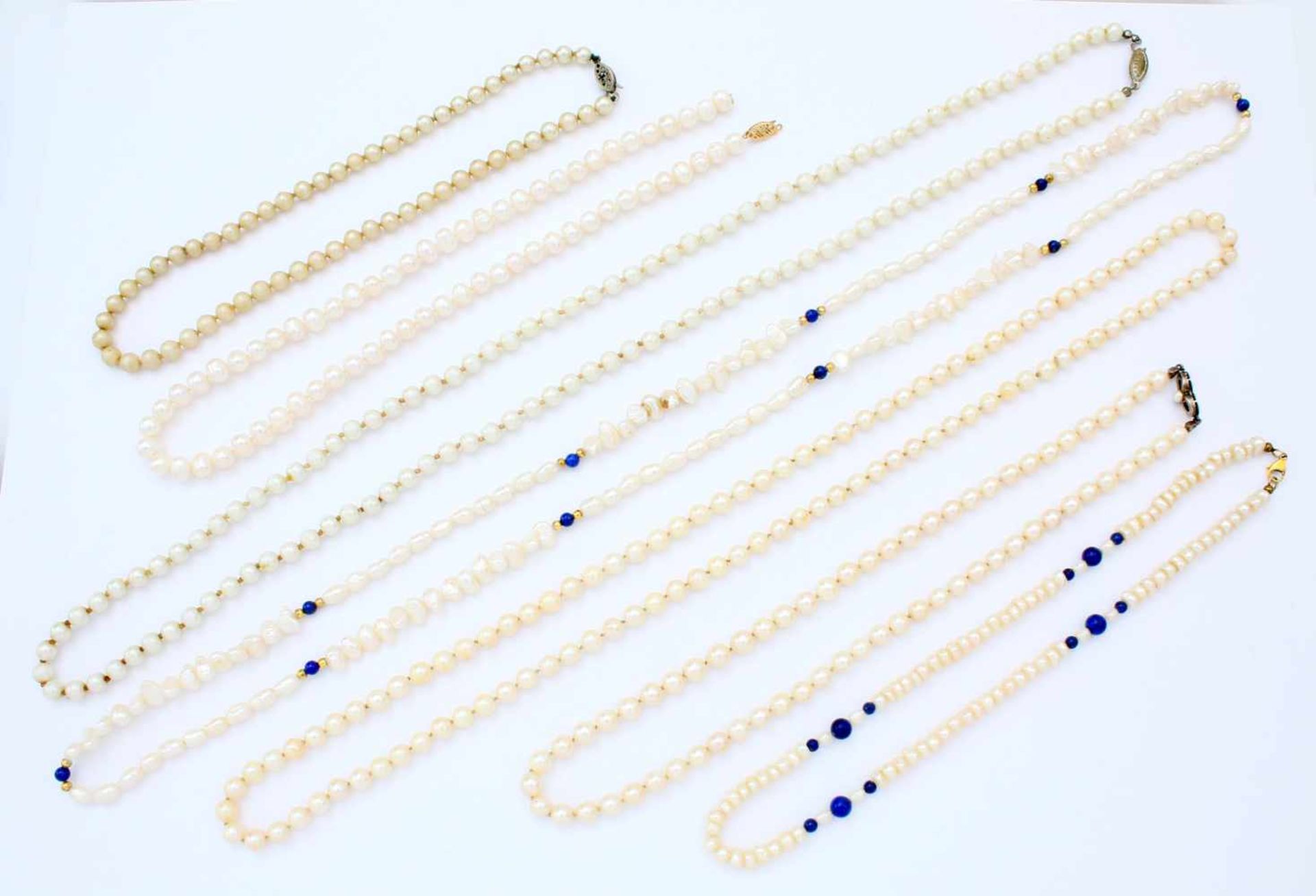 7 Perlenketten2x Biwa Perlen, 1x Akoya mit Goldverschluss, 3x mit Silberverschluss.