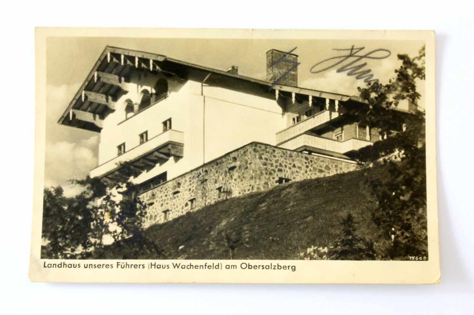 Postkarte mit Signatur von Adolf HitlerPostkarte mit Foto, bez. "Landhaus unseres Führers (Haus