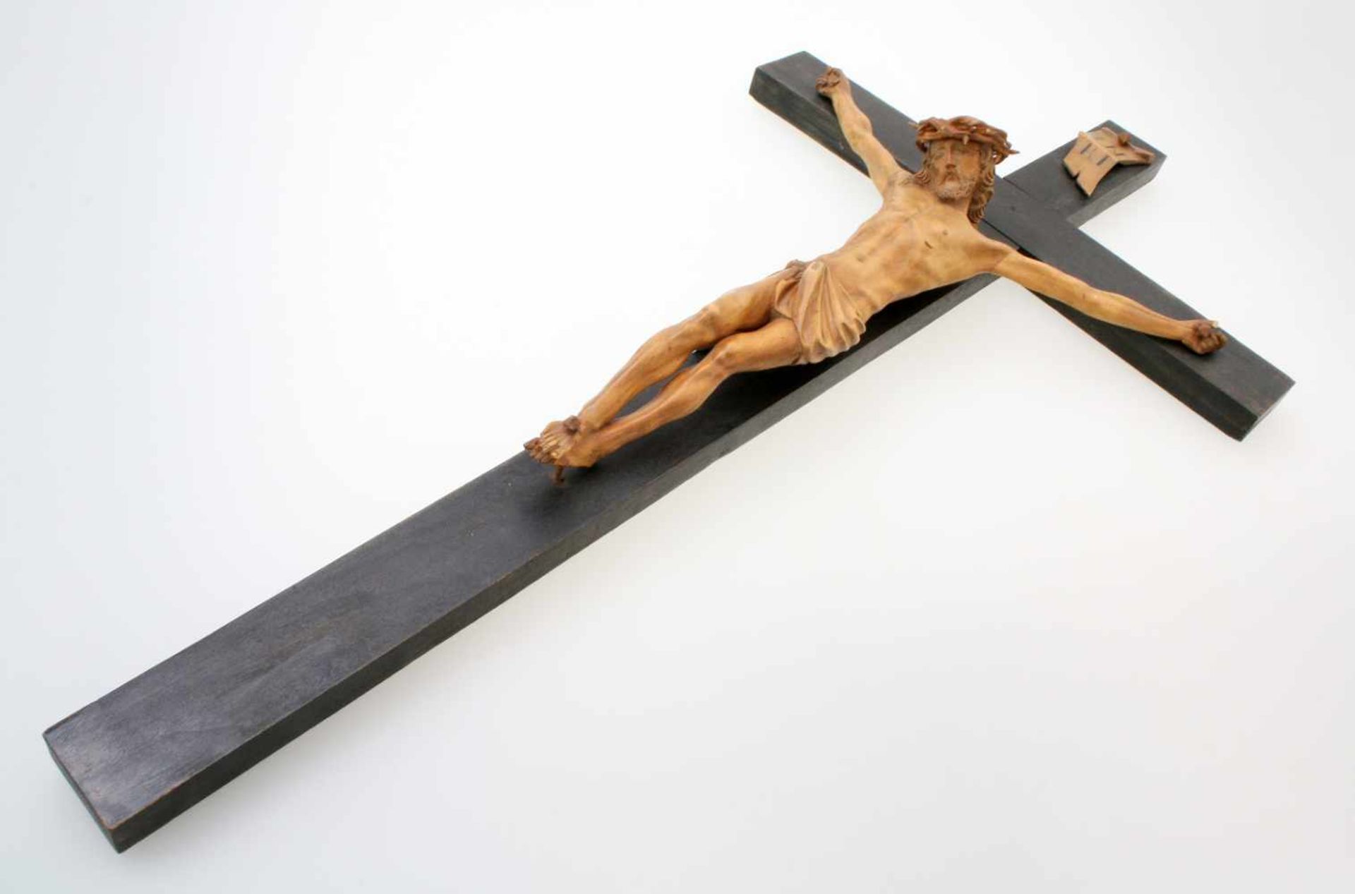 Kruzifix - 1. Hälfte 20. JahrhundertExtrem feine Schnitzerei, Dreinageltypus, am linken Daumen fehlt