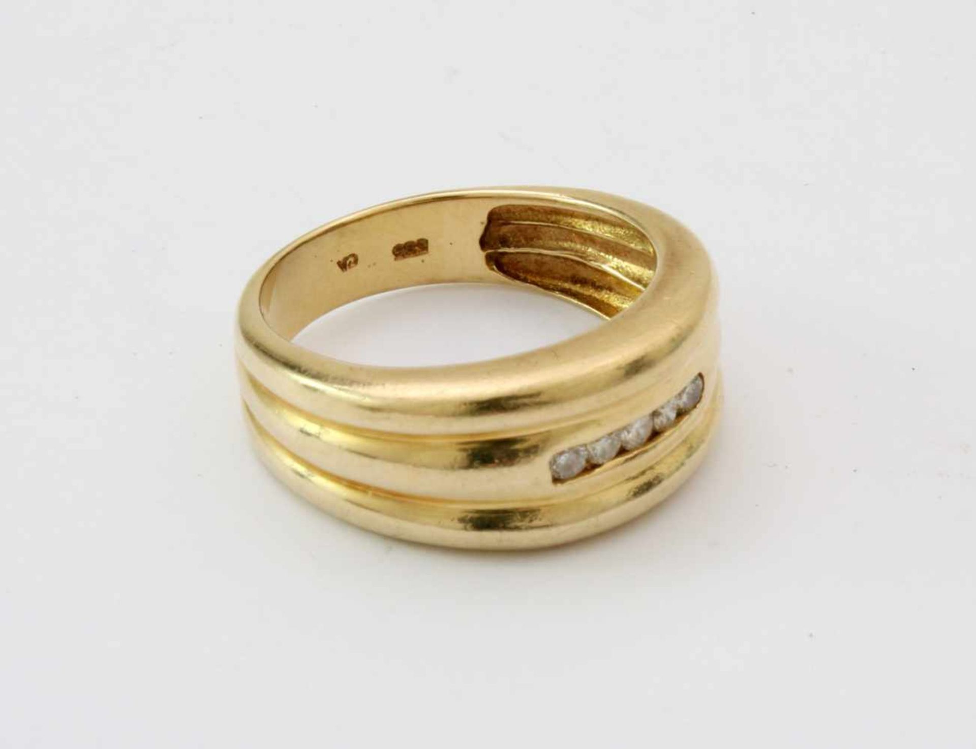 Gelbgold-Ring mit 5 BrillantenGG 585, Ring längskanneliert, mittig 5 Brillanten, Ringgröße: 56/57,