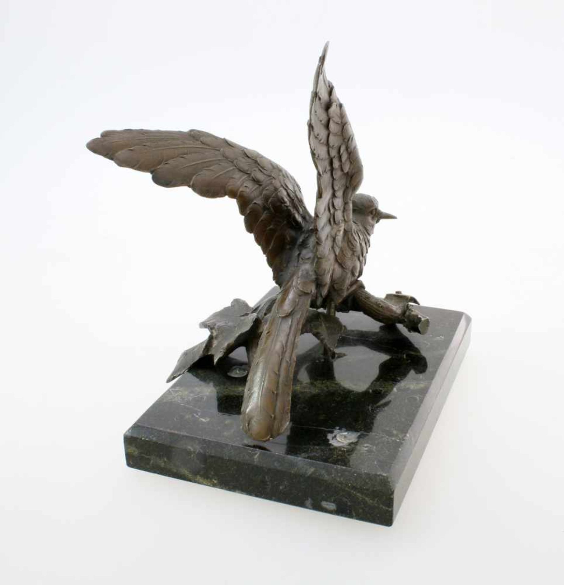 Bronzeskulptur "Kiebitz"Die Schwingen ausgebreitet, auf Ast sitzend, schwarzer Marmorsockel. Höhe: - Bild 3 aus 4
