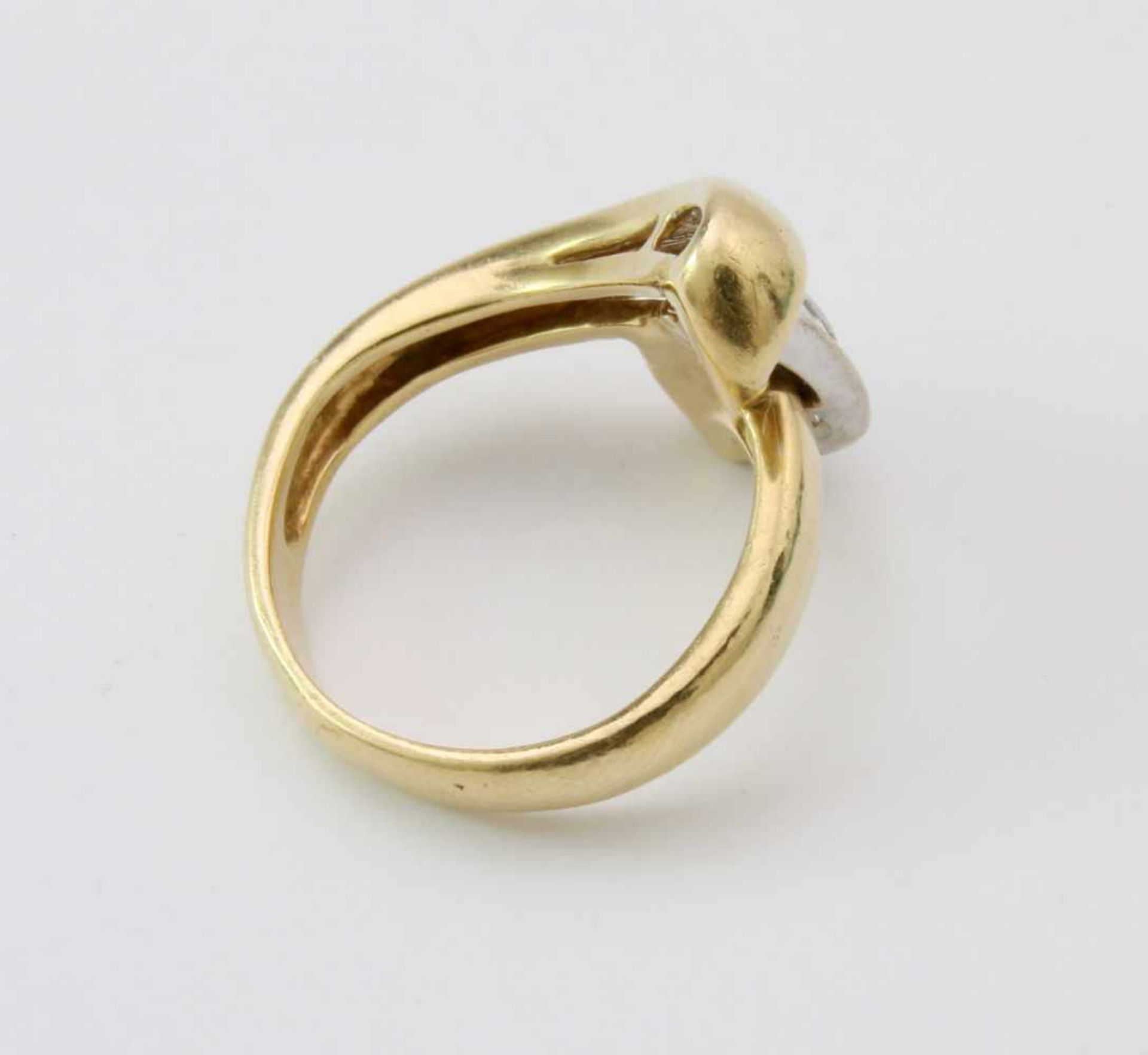 Gelbgold-Ring mit DiamantenGG 585, besetzt mit 10 Diamanten im Baguetteschliff, zus. ca. 0,5 ct., - Bild 2 aus 2